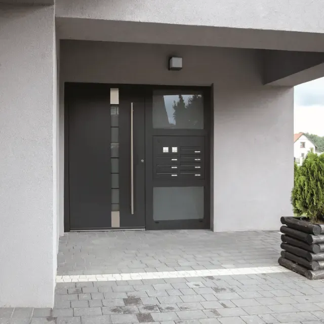 Haustür mit integrierter Briefkastenanlage