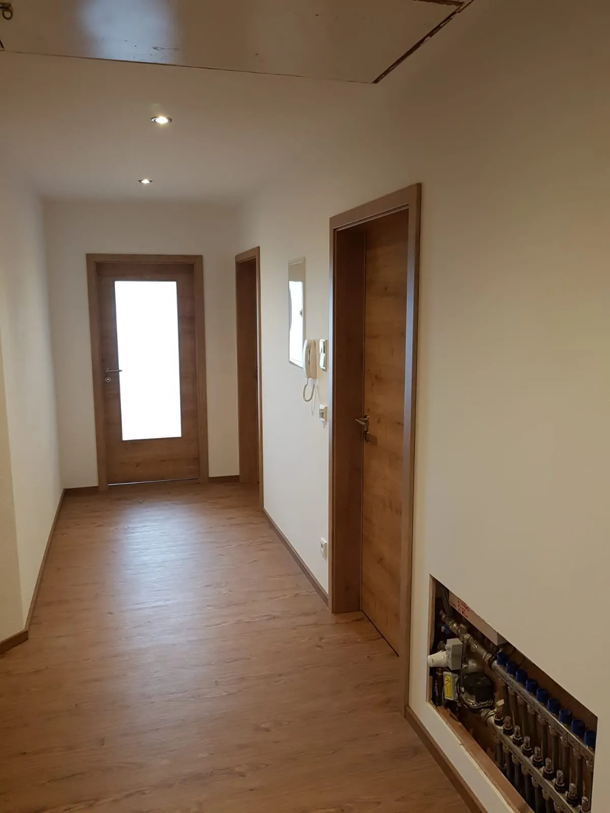 Flur mit neuem Boden und Innentüren in Holzoptik