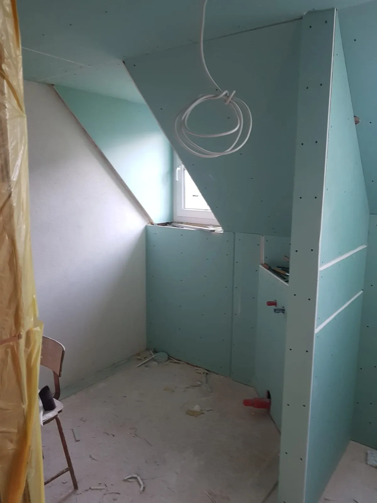 Trockenbau im Dachgeschoss vor dem Verspachteln